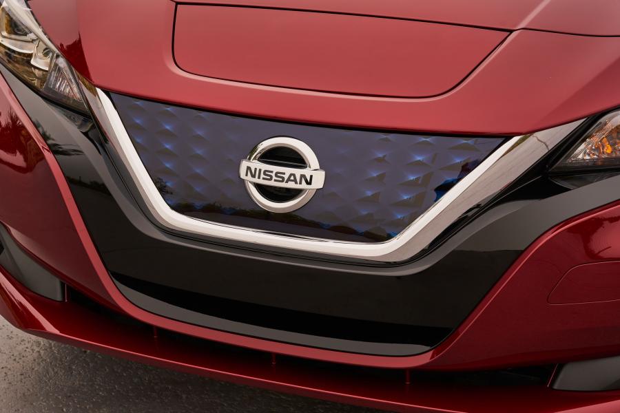 Логотип Nissan Leaf 2018 года  (NA) (фото 21 из 104)